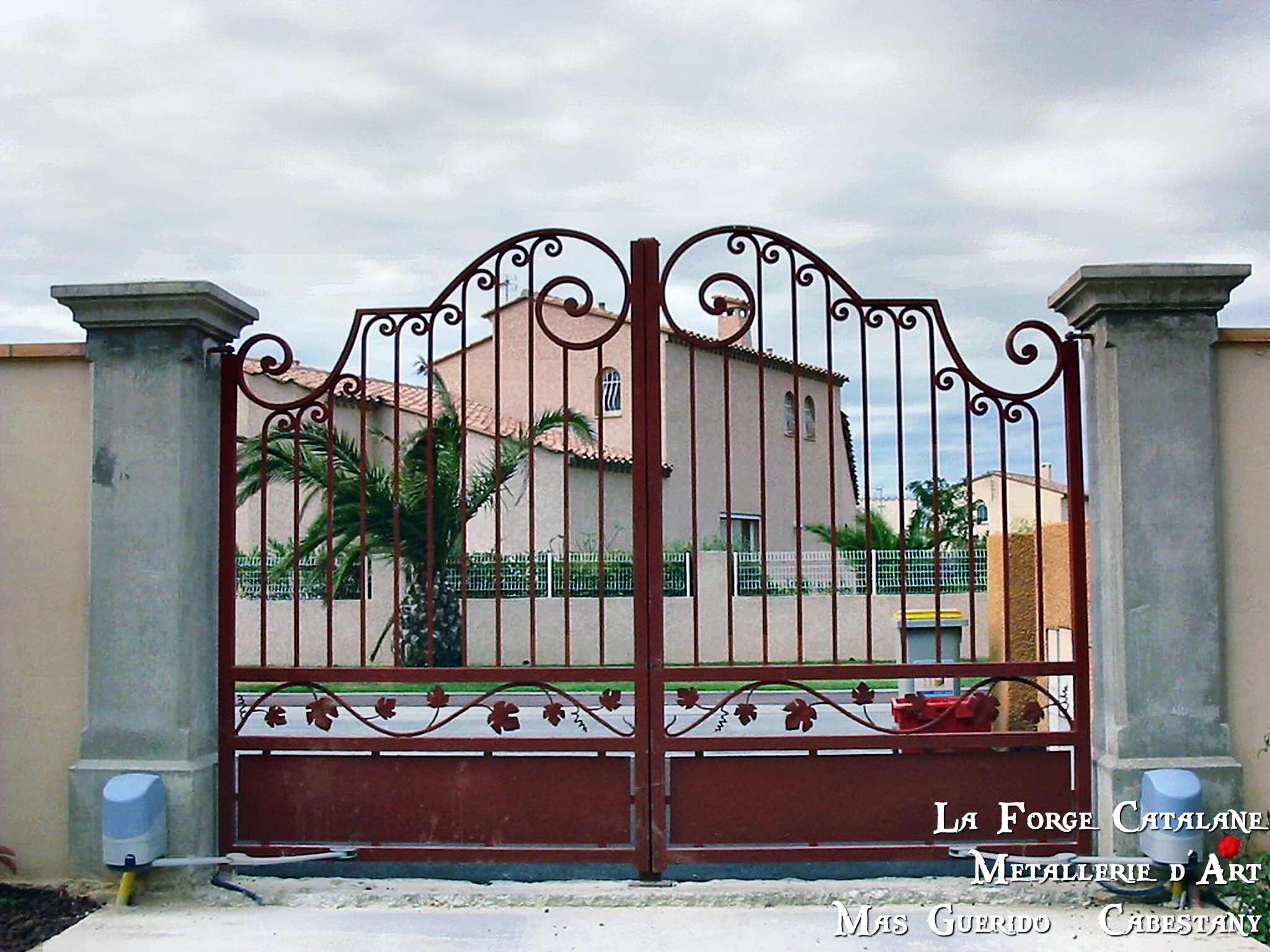 portail soubassement tole partie haute ouvragee frise inspiration vegetale vigne forge catalane.jpg